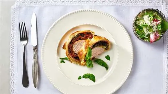 Polędwiczki wieprzowe w cieście francuskim z szynką parmeńską i tapenadą