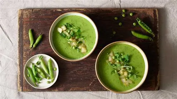 Zupa z groszku z miętą i prażoną gruszką