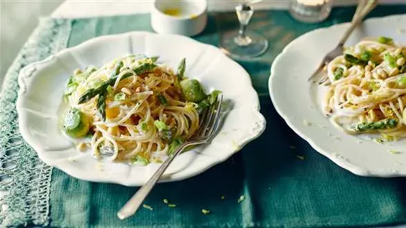 Spaghetti ze szparagami w sosie cytrynowym