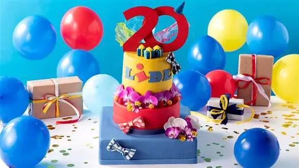 Piętrowy tort na 20-lecie Lidla