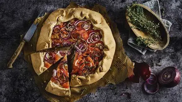 Galette gryczany z pomidorami