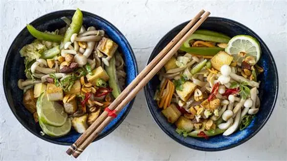 Wegański pad thai z tofu