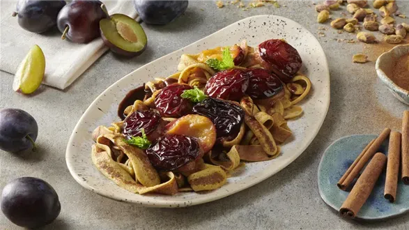 Pistacjowy makaron naleśnikowy z karmelizowanymi śliwkami