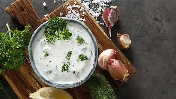 Pieczone frytki warzywne z dipem ziołowym