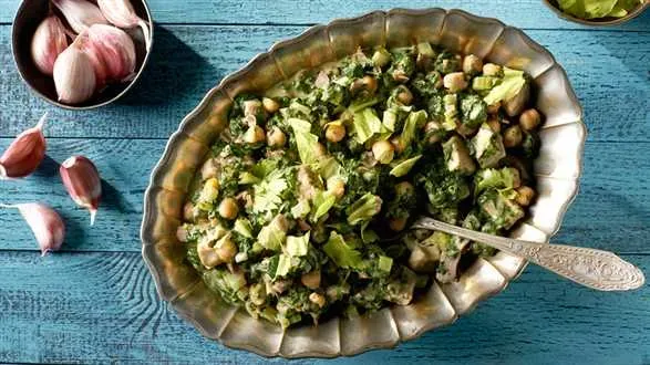 Smażona wieprzowina z czosnkiem, szpinakiem i ciecierzycą