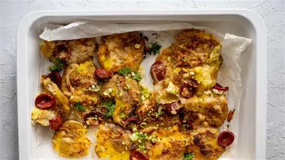 Chrupiące ziemniaczki z serem i salami