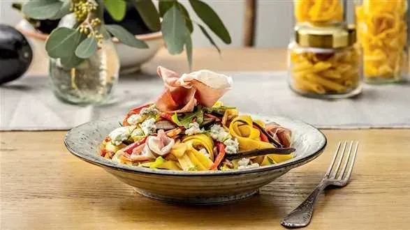 Tagliatelle z bakłażanem, papryką, rukolą i szynką San Daniele