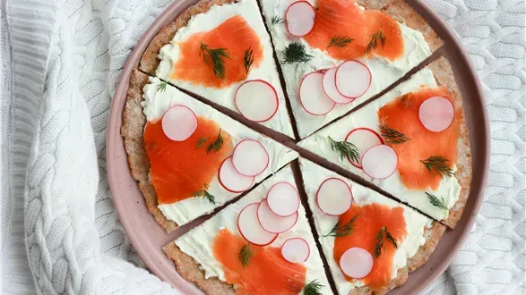 Śniadaniowa pizza z serka wiejskiego