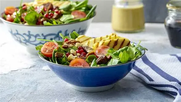 Sałatka z halloumi, rukolą i szpinakiem