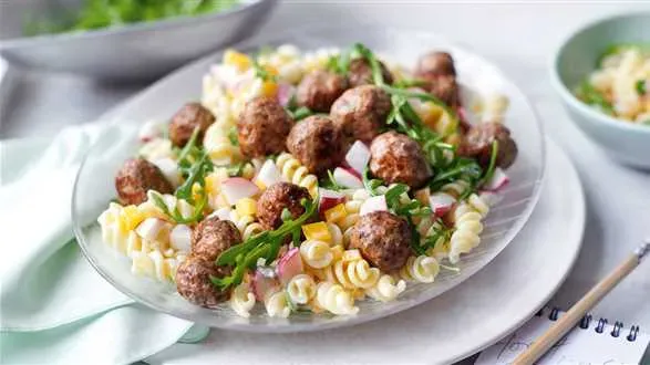 Sałatka z makaronem i klopsikami