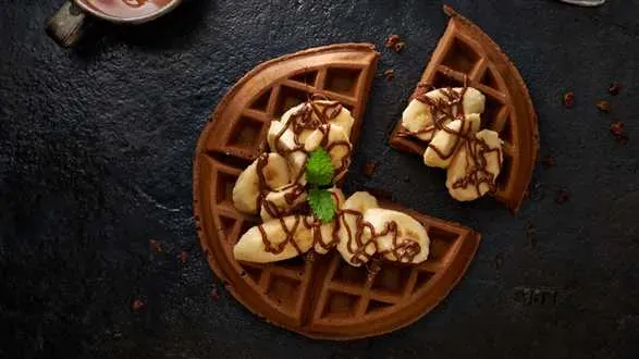 Gofry czekoladowe z kremem orzechowym i bananami