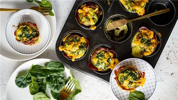 Muffinki śniadaniowe z warzywami i prosciutto