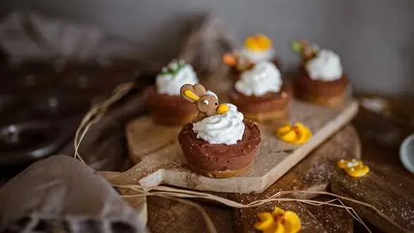 Serniczki na owsianym spodzie