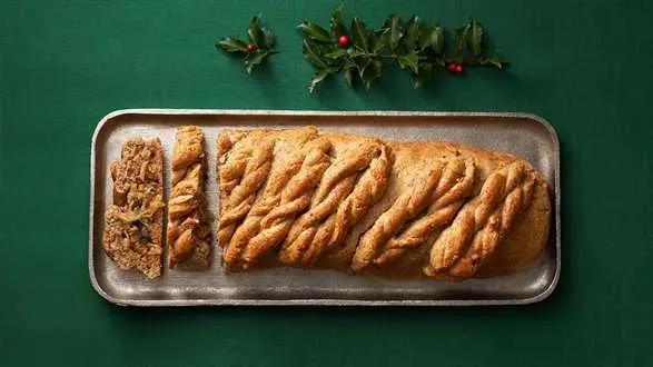 Zawijany kulebiak orkiszowy z kapustą i wędzoną śliwką