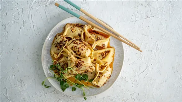 Wontony z kurczakiem i pikantnym aromatyzowanym olejem