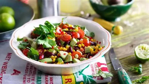 Sałatka z czerwoną fasolą i awokado