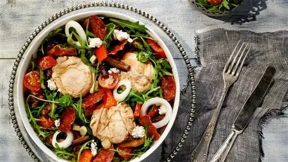 Sałatka chlebowa z jajem poszetowym według Okrasy