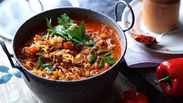 Gulasz z kiszoną kapustą i papryką