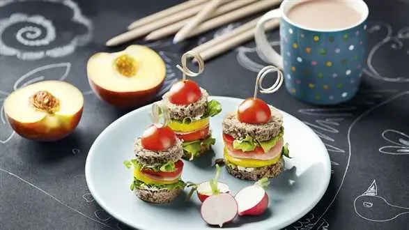 Kolorowe warstwowe koreczki z pomidorową czapeczką, nektarynką i kakao