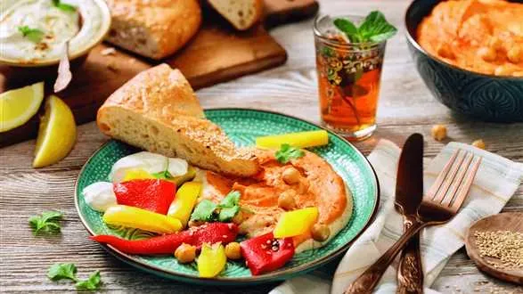 Hummus paprykowy z aromatycznym jogurtem