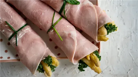 Szparagi zawijane w szynkę