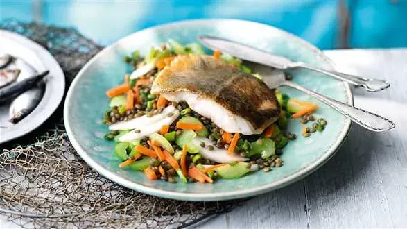 Smażony sandacz na letniej sałatce z soczewicy