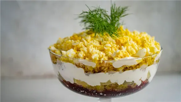 Warstwowa sałatka śledziowa