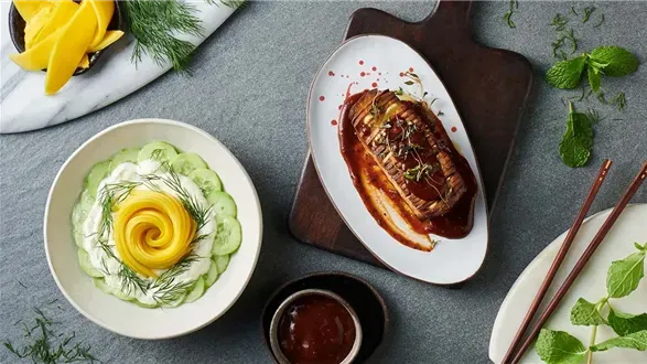 Tofu Hasselback z mizerią z mango