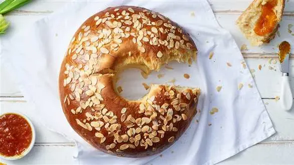 Hiszpańskie ciasto drożdżowe z konfiturą z pomarańczy