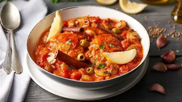 Potrawka z kurczaka z pieczarkami i oliwkami