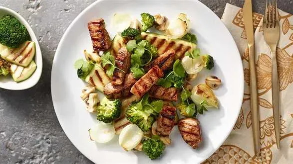 Polędwiczki w sosie miodowo-balsamicznym z grillowanymi warzywami