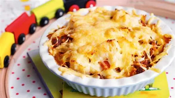 Makaron zapiekany z kalafiorem w sosie z mięsem mielonym