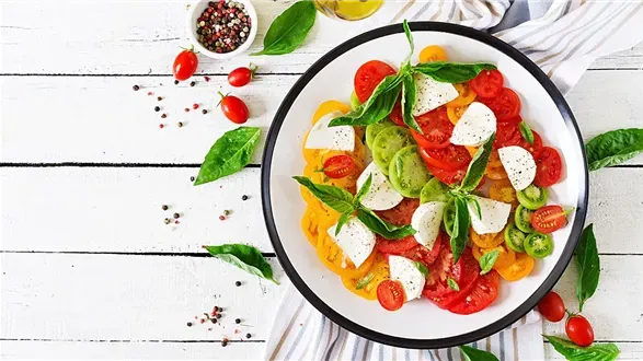 Klasyczna sałatka z mozzarellą