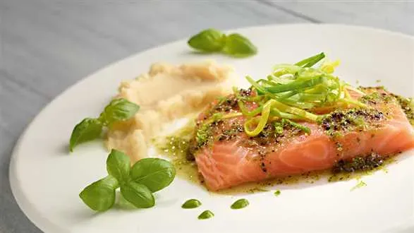 Pstrąg łososiowy w papilotach na purée z selera