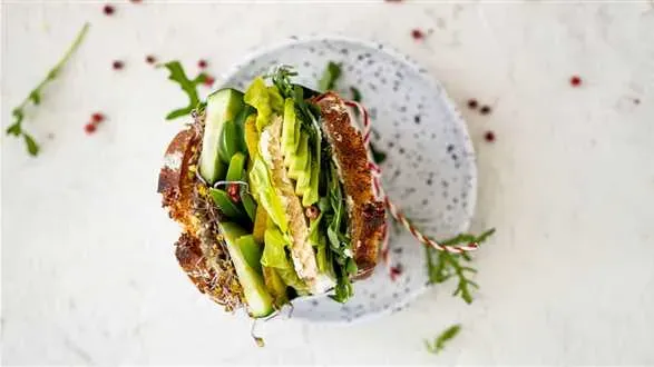 Zielone kanapki na pieczywie razowym