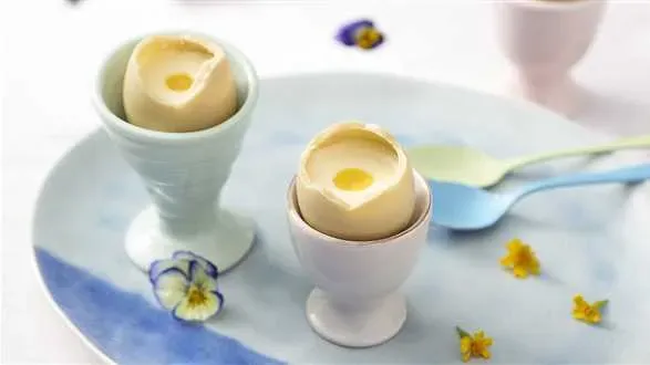 Czekoladowe jajko z niespodzianką