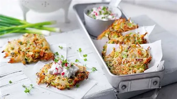 Placki ziemniaczane z kapustą oraz dipem z rzodkiewki i rzeżuchy