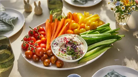 Wiosenny dip rzodkiewkowy z chrupiącymi warzywami