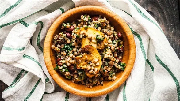 Sałatka z kaszą gryczaną, pieczarkami i czerwoną fasolą