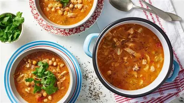 Zupa gulaszowa z młodą kapustą i pomidorami