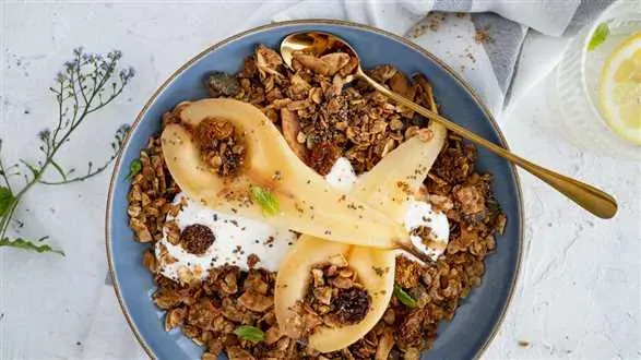 Musli z gotowanymi gruszkami i ze skyrem