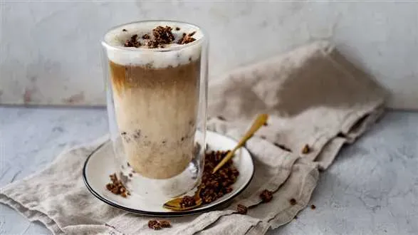 Owsiankowe latte z granolą