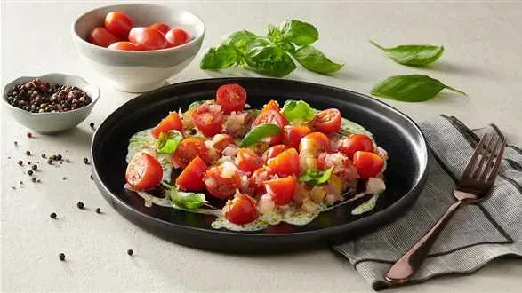 Pomidory truskawkowe z marynowaną cebulką