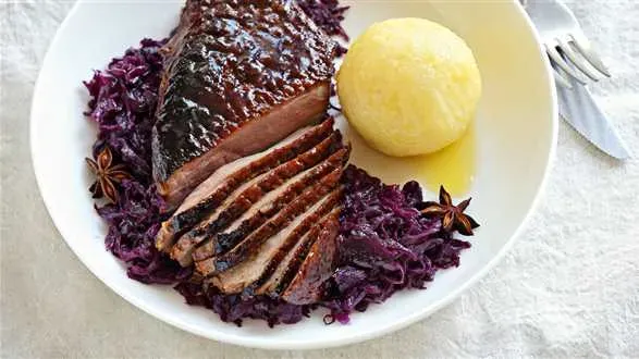 Pierś kaczki glazurowana z czerwoną kapustą i pyzami