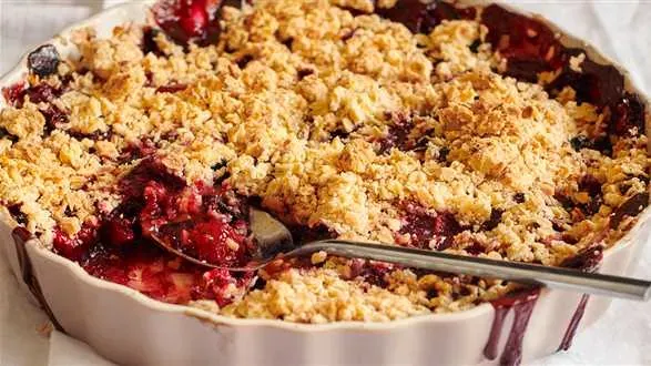 Owoce pod owsiano-orzechową kruszonką 