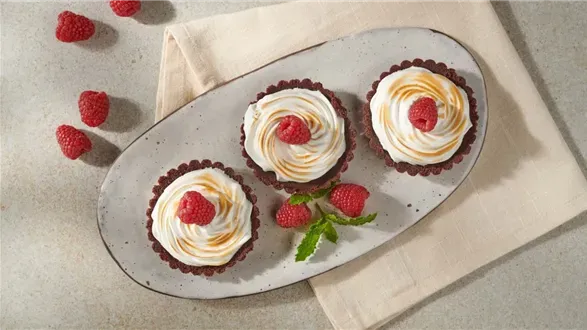 Kakaowe tartaletki z malinami i bezą włoską