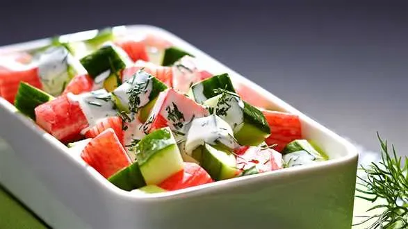 Sałatka z paluszkami krabowymi surimi z sosem jogurtowym