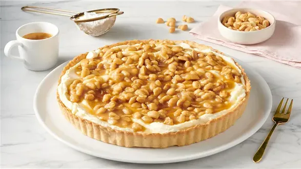 Tarta z kremem śmietankowym i orzeszkami w solonym karmelu