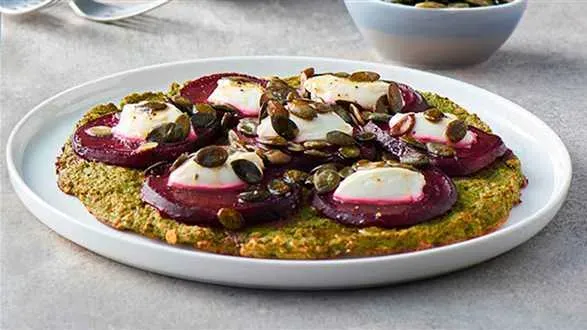 Pizza na spodzie z brokułów z burakiem i kozim serem