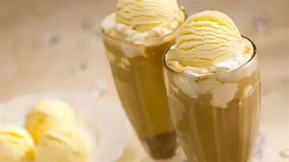 Kawa z lodami i bitą śmietaną